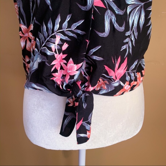 SOLD | H&M | Flower Crop Top - Picture 3 of 6